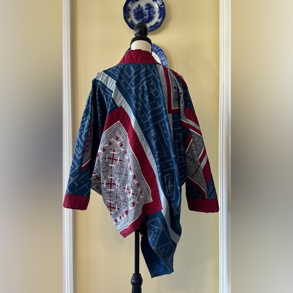 Beautiful Vintage Handmade Quilted Kimono Pullover Poncho with Uneven Hem - Picture 2 of 6